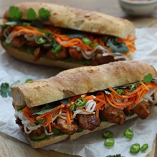 Biến tấu bánh mì kẹp thịt gà