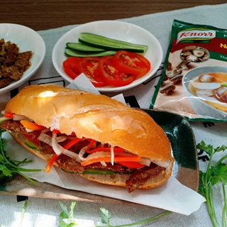 Bánh mì thịt xào sả ớt