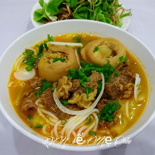 Bún bò Huế giò nạm