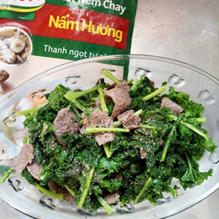 Cải kale xào thịt bò chay