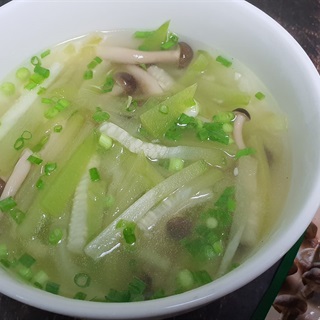 Canh bí nấu nấm