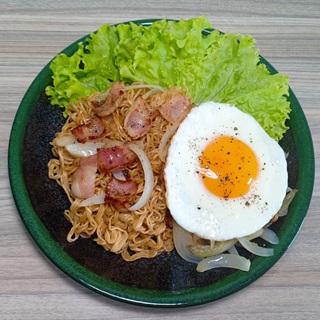 Mì gói xào Bacon & trứng ốp la