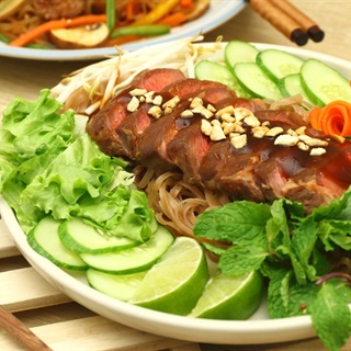 Salad phở bò nướng ngũ vị