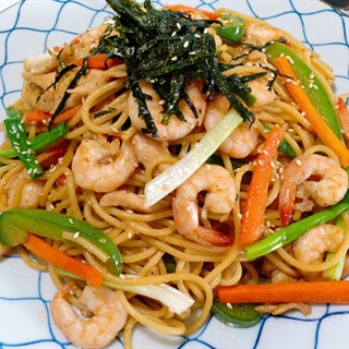 Spaghetti xào tôm, gà,rau củ