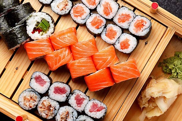 Ăn sushi cá hồi sống như thế nào cho đúng cách và an toàn